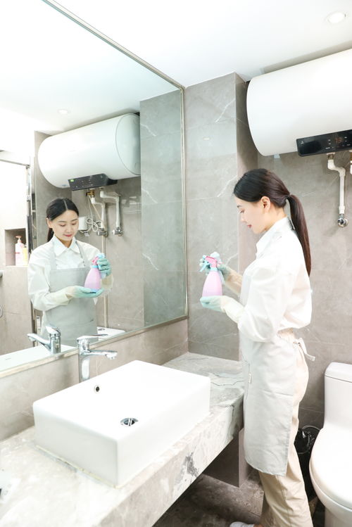 保姆保潔服務(wù)，以女性人物攝影圖展現(xiàn)清潔行業(yè)的專(zhuān)業(yè)與溫情